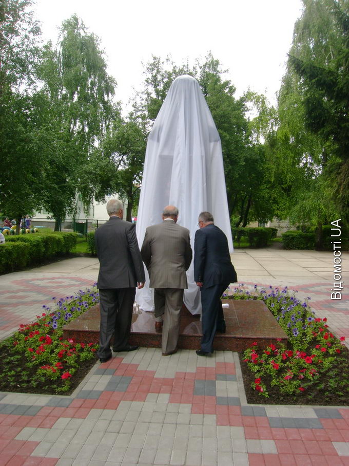 Перший в Україні пам’ятник Олені Пчілці встановлено у Луцьку