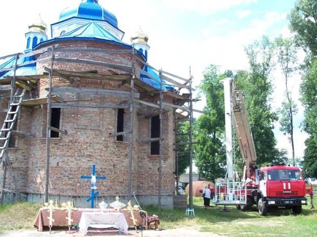 Встановити хрести на куполах двох храмів допомогли рятувальники