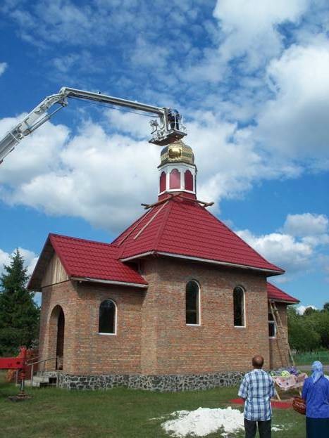 Встановити хрести на куполах двох храмів допомогли рятувальники