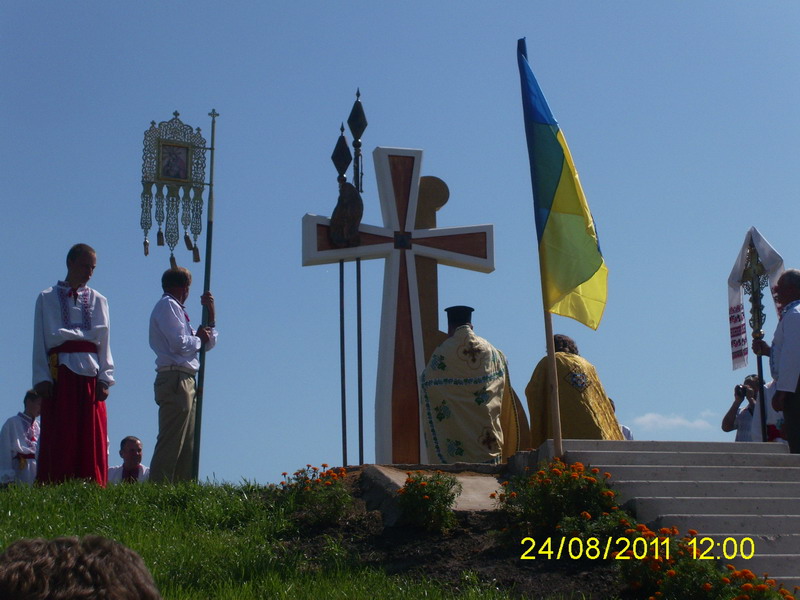 У Гіркій Полонці освятили хрест на козацькій могилі