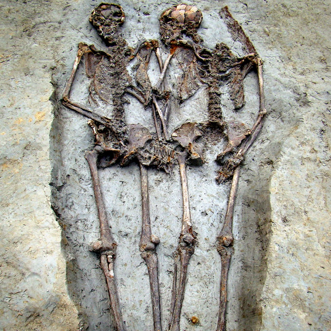 В Італії знайшли скелети закоханих, що тримались за руки 1500 років