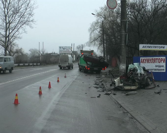 Внаслідок ДТП автомобіль розірвало на дві частини