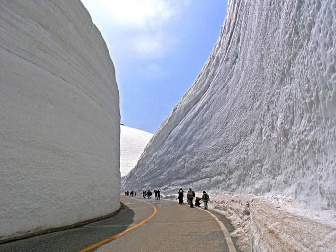 В Японії існує дорога, яку щороку чистять від 20-метрового шару снігу