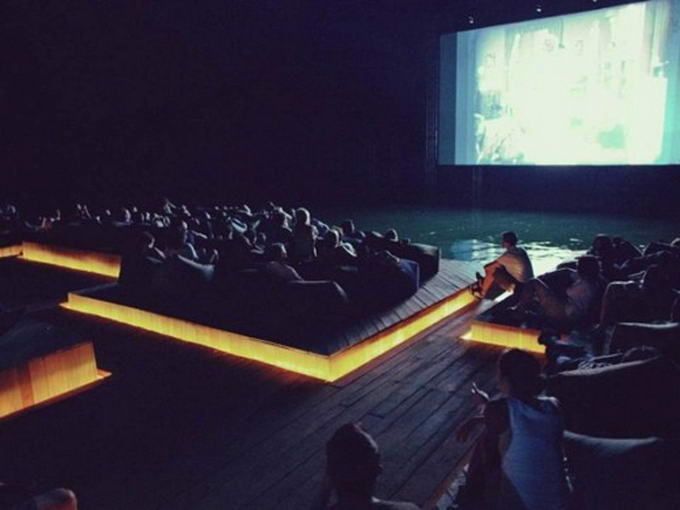 В Таїланді збудували кінотеатр на воді