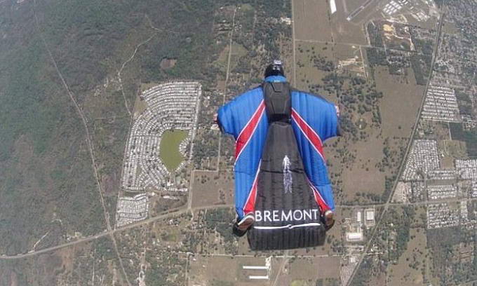 Британець стрибнув без парашута з висоти 700 метрів