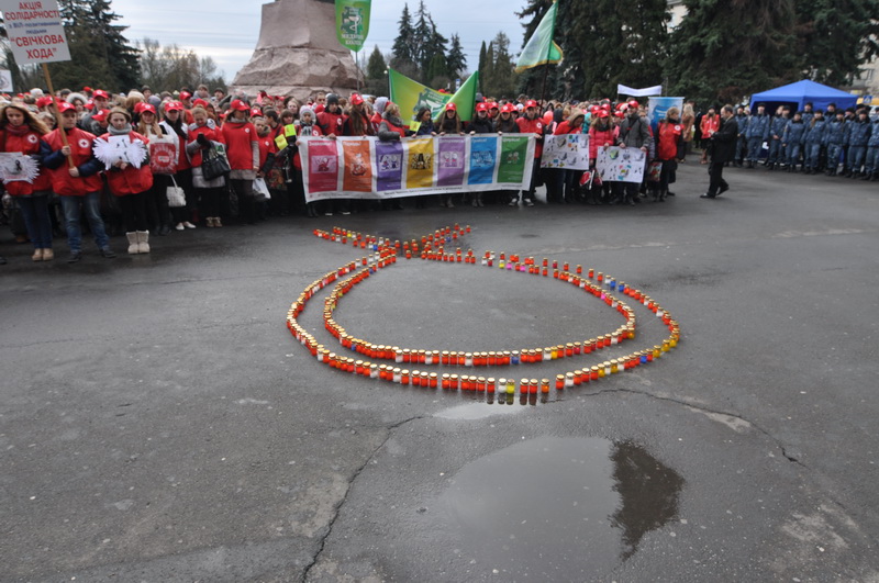 У Луцьку відбулась свічкова хода в честь Дня боротьби зі СНІДом