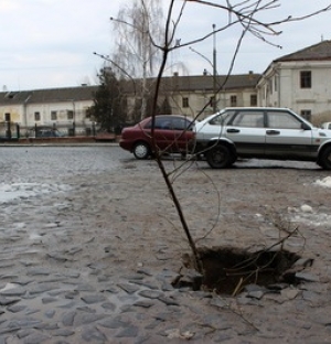 На Замковій площі у Луцьку утворилося провалля в підземний хід