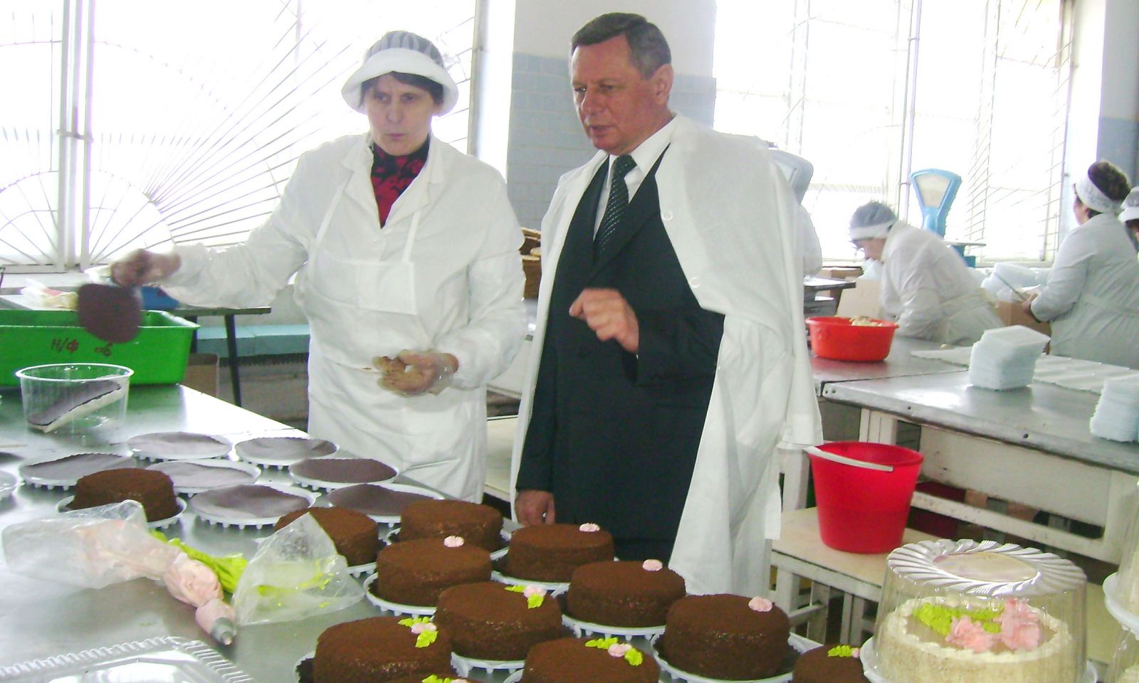 У сезон на «Луцьккондитері» за день виготовляють тонну тортів