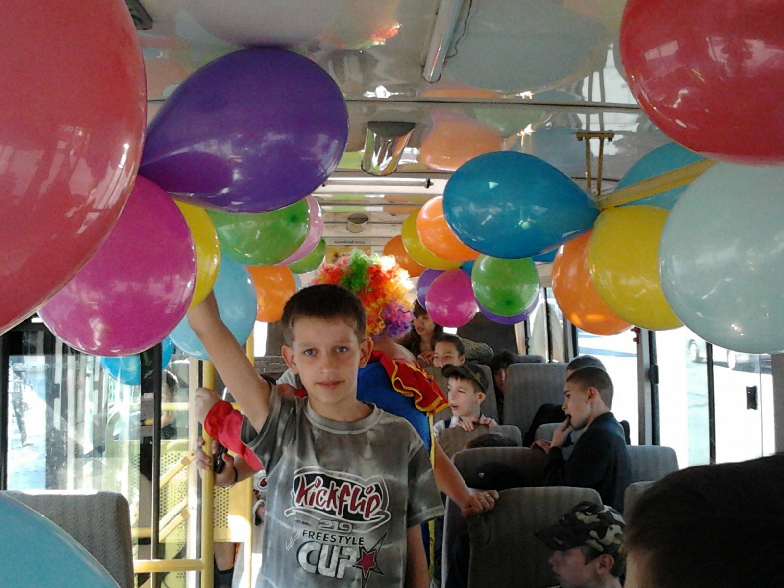 Діток з особливими потребами привезли до школи на музичному автобусі