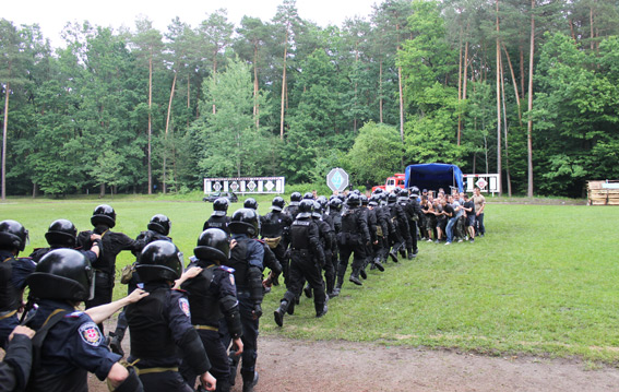 Волинські міліціонери вчились втихомирювати футбольних вболівальників