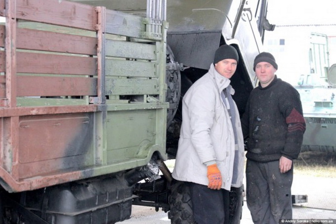 У Володимирі-Волинському добровольці і військові повним ходом ремонтують танки