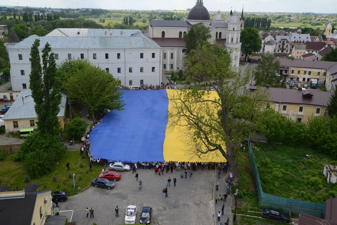 У Луцьку розгорнули найбільший прапор України в світі