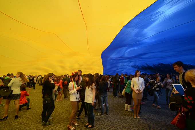 У Луцьку розгорнули найбільший прапор України в світі