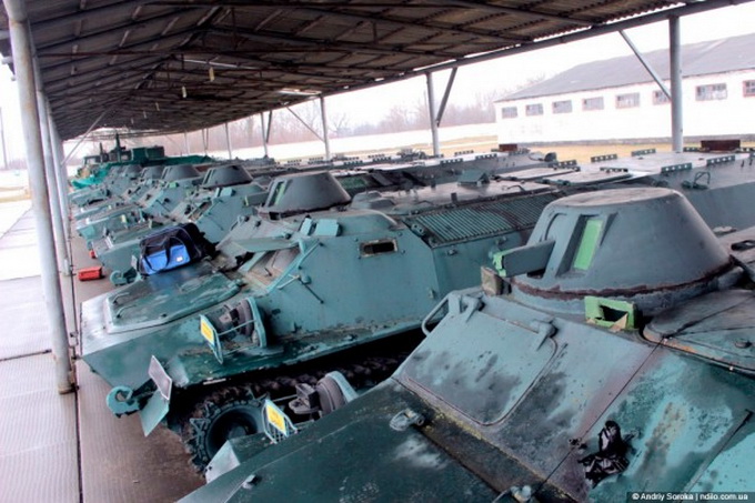 У Володимирі-Волинському добровольці і військові повним ходом ремонтують танки