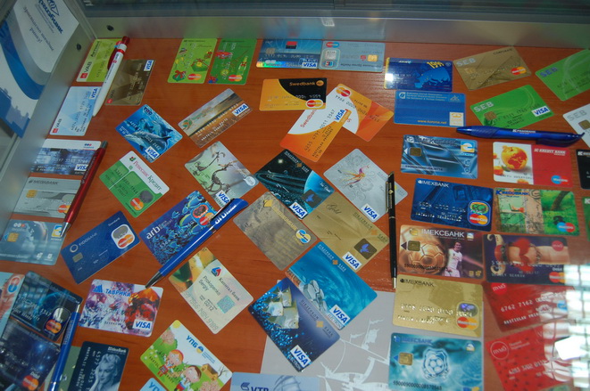 Волинські колекціонери зібрали експозицію банківських платіжних карток 