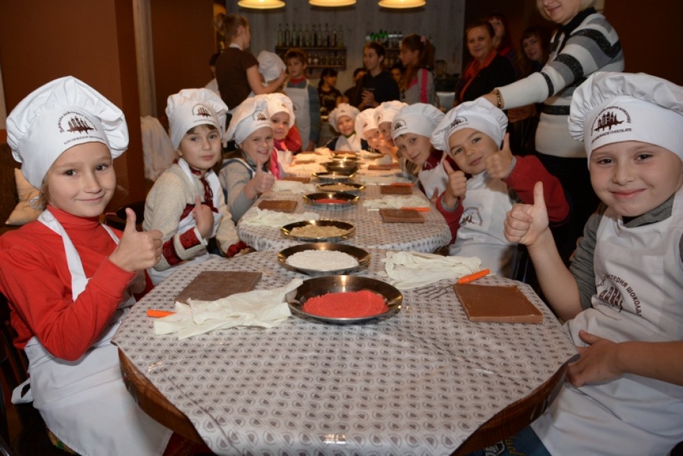 Маленькі лучани відвідали Львівську майстерню шоколаду та виготовили власні смаколики