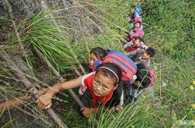 У Китаї діти щодня ризикують життям, щоб дістатись до школи - фото 1