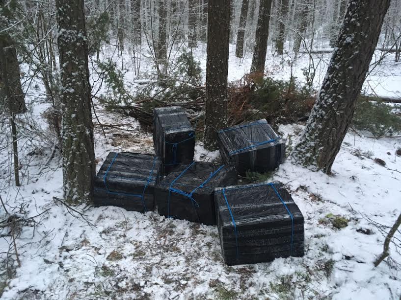 Поблизу кордону з Польщею у лісі серед снігу знайдено сховки з сигаретами