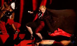 Мадонна карколомно впала зі сцени (відео)