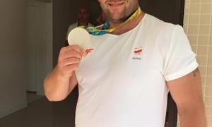 Срібний призер Олімпіади  продав медаль заради життя дитини