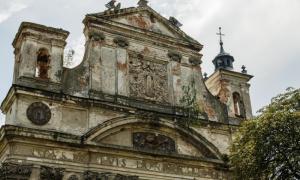 Поляки відреставрують фасад костелу Святої Трійці в Олиці