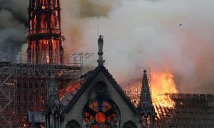 Із палаючого Собору Паризької Богоматері вдалося врятувати частину святинь