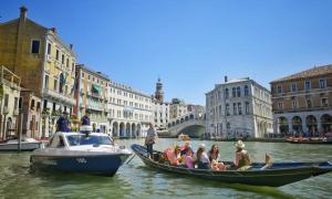 Туристів за купання голяка в Венеції оштрафували на € 3000