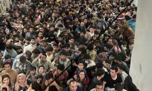 Афганістан: 640 людей на борту