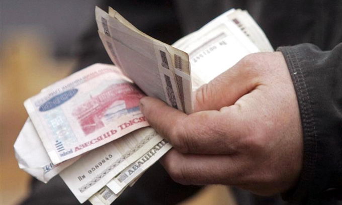 Зарплату в Беларуси повысят в обмен на новую девальвацию.