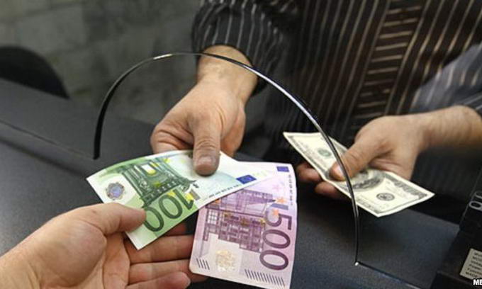 Налоговики могут получить доступ к сведениям о покупке физлицами валюты с 2015 года