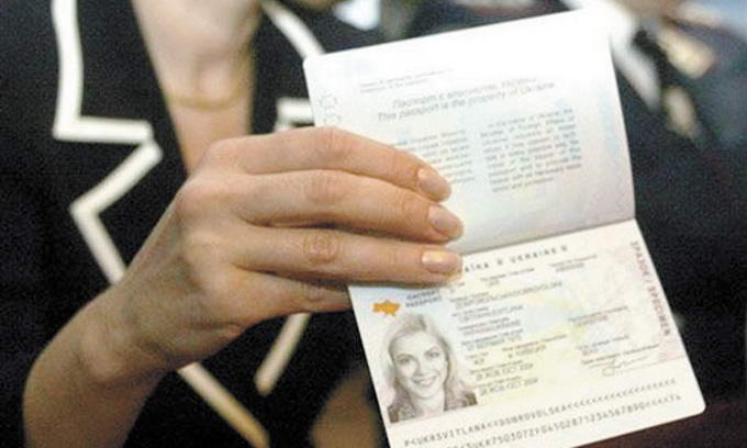 Закордонний паспорт коштує 170 гривень. Інші проплати — незаконні