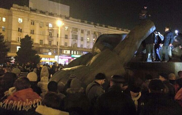 Поліція розслідує знесення пам’ятника Петровському в Дніпропетровську