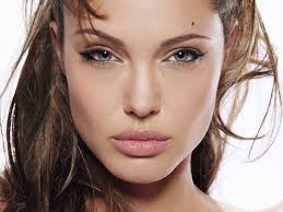 Пісня про Анджеліну Джолі набирає популярності в Мережі