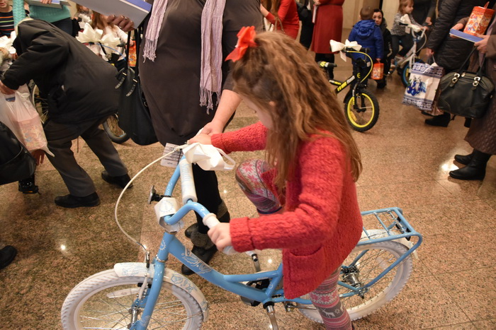 У Луцьку діти, батьки яких загинули в АТО, отримали від Миколая в подарунок велосипеди