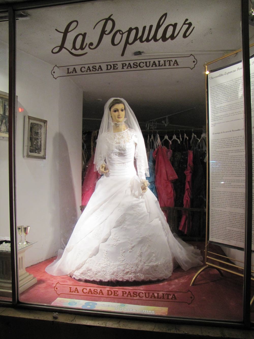 Паскуалита рекламирует одежду знаменитого свадебного салона с 1930 года