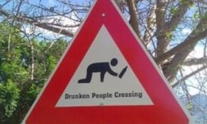 У Румунії дорожні знаки попереджають про п'яних пішоходів