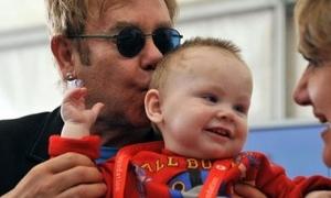 Елтон Джон не усиновить українського хлопчика