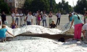 У Тернополі склеїли десятиметрову газету