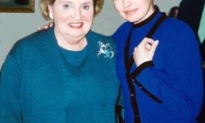 Мадлен Олбрайт написала книжку про роль своїх брошок у дипломатії