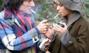 Бурхливому роману кінець: гітарист Rolling Stones покинув російську офіціантку