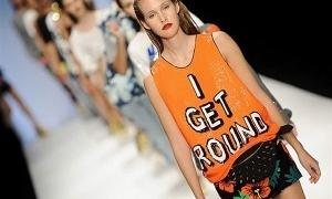 Яскраві сукні та золоті корони на London Fashion Week