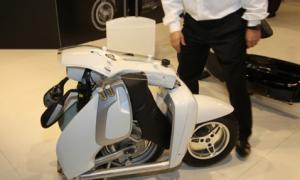 Французи представили електричний моторолер, який пакується у валізу