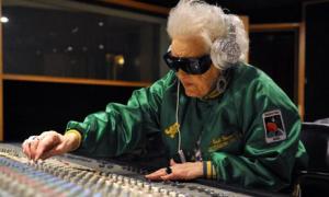 69-річна Руз Флауерс заводить публіку в наймодніших клубах Парижа