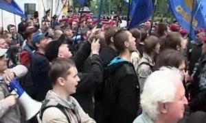 На заході України перемагає «Свобода», а на сході — Партія регіонів