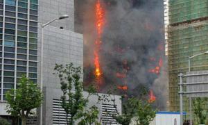 Під час пожежі багатоповерхівки в Шанхаї загинуло 53 людини