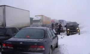 Через снігопади в Росії затори розтяглися на 100 кілометрів