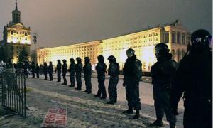 Працівники міліції на Майдані охороняють дитячі атракціони