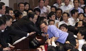 У корейському парламенті депутати побилися через річки. ФОТО