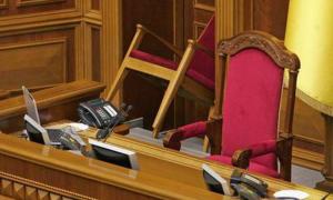 Бютівці заблокували парламент і вимагають припинити політрепресії