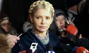 Юлія Тимошенко уже в Генпрокуратурі. Її захисники вимагають «Пшонку — на кашу!»